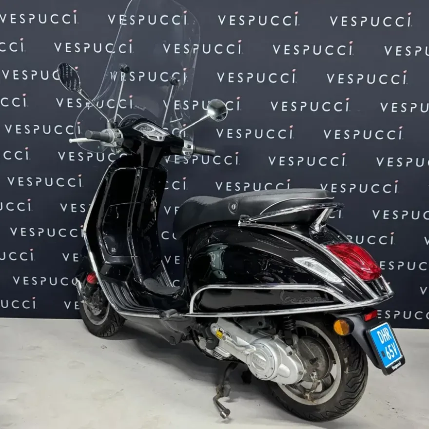 SOLD Vespa Primavera Glans Zwart DHR-68-V