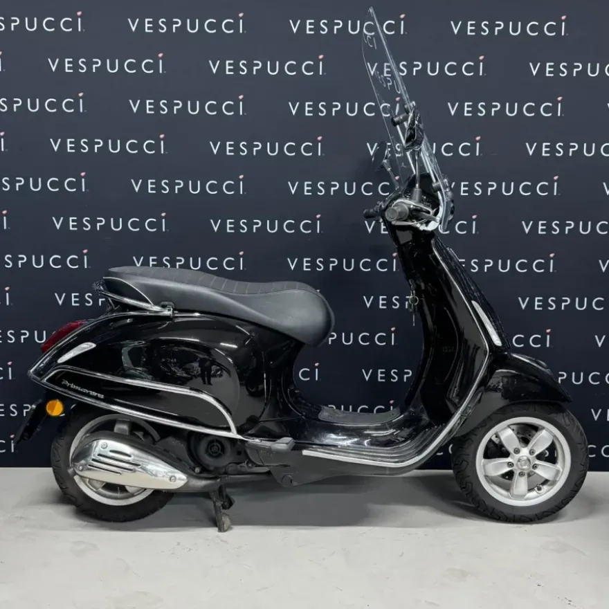 SOLD Vespa Primavera Glans Zwart DHR-68-V