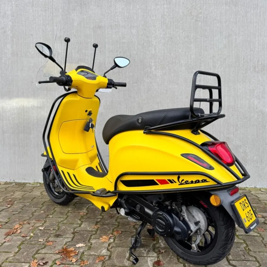 SOLD Vespa Sprint Sport Mat Geel DRS-60-F