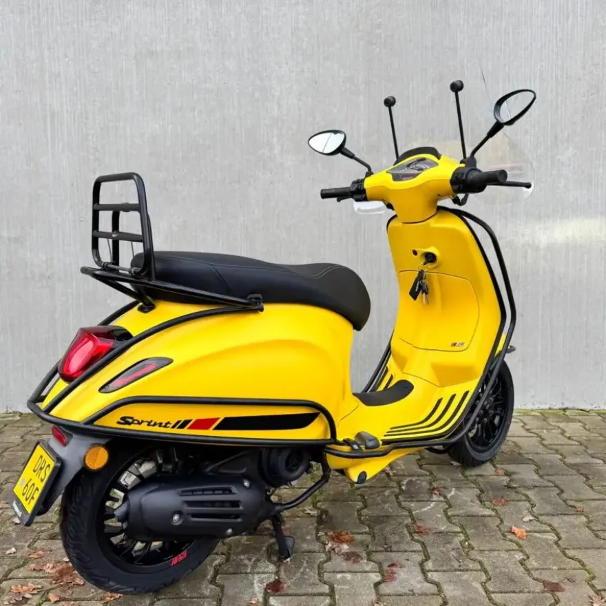 SOLD Vespa Sprint Sport Mat Geel DRS-60-F