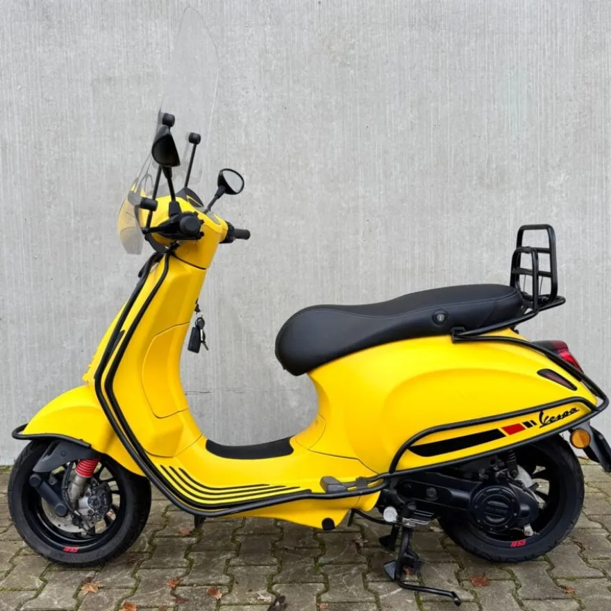 SOLD Vespa Sprint Sport Mat Geel DRS-60-F