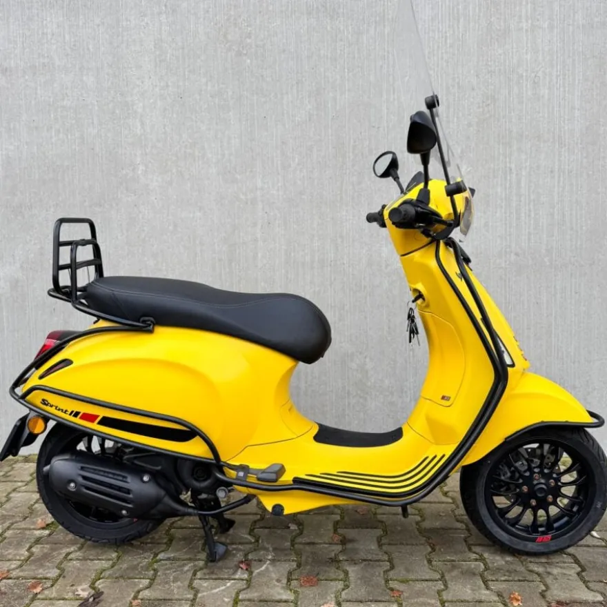 SOLD Vespa Sprint Sport Mat Geel DRS-60-F