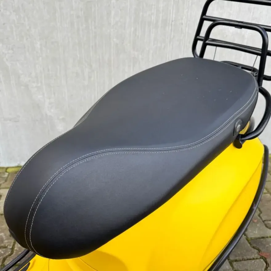 SOLD Vespa Sprint Sport Mat Geel DRS-60-F