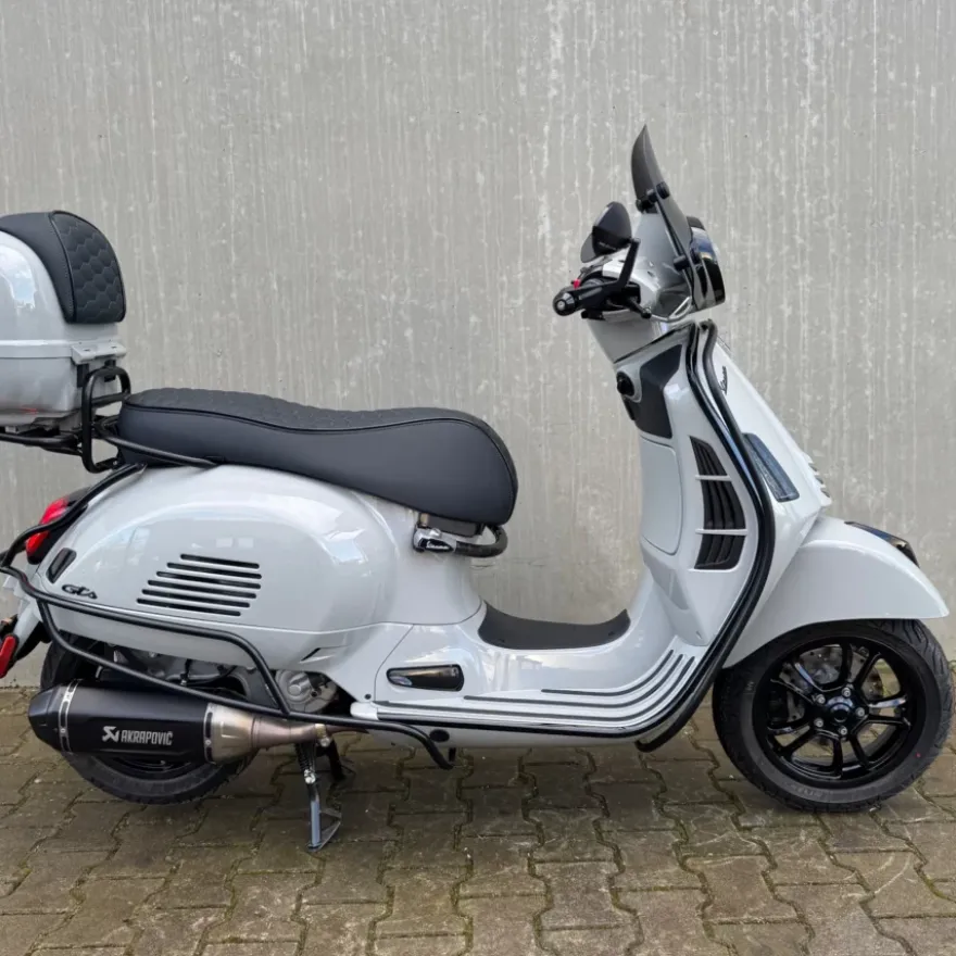 Vespa GTS310 Custom Chalk Grey Akrapovic 2026
