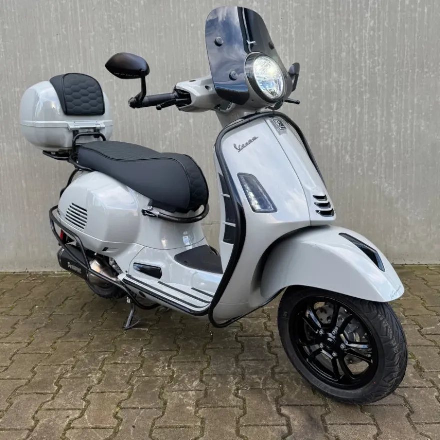 Vespa GTS310 Custom Chalk Grey Akrapovic 2026