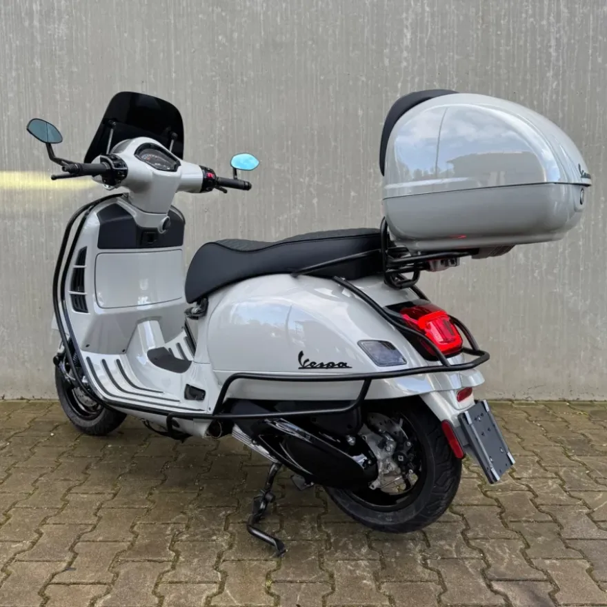 Vespa GTS310 Custom Chalk Grey Akrapovic 2026