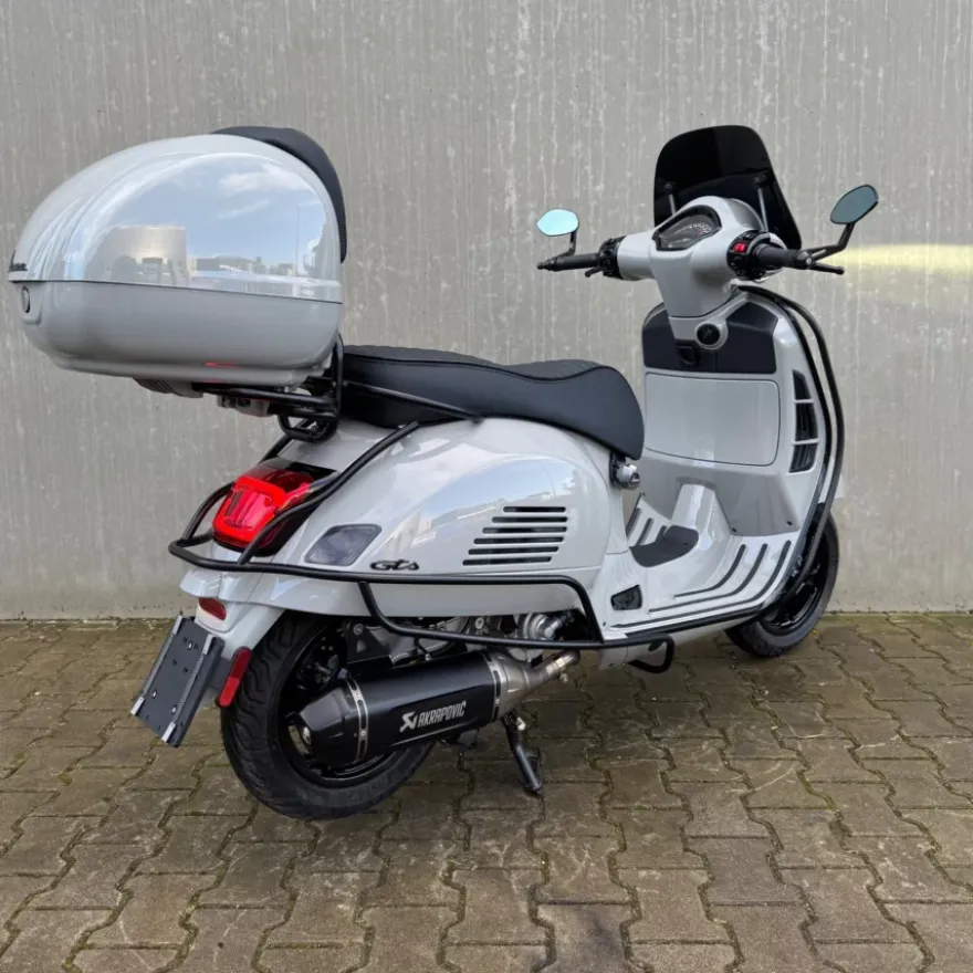 Vespa GTS310 Custom Chalk Grey Akrapovic 2026