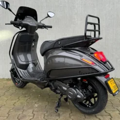 Vespa Sprint Agaath Grijs Full Option 2026