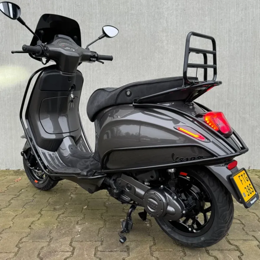 Vespa Sprint Agaath Grijs Full Option 2026