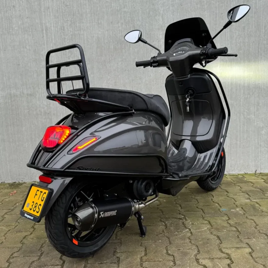 Vespa Sprint Agaath Grijs Full Option 2026