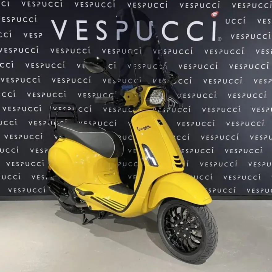 Vespa Sprint – Black & Yellow