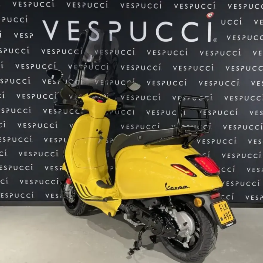 Vespa Sprint – Black & Yellow