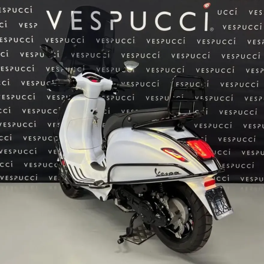 Vespa Sprint – Glossy white pearle